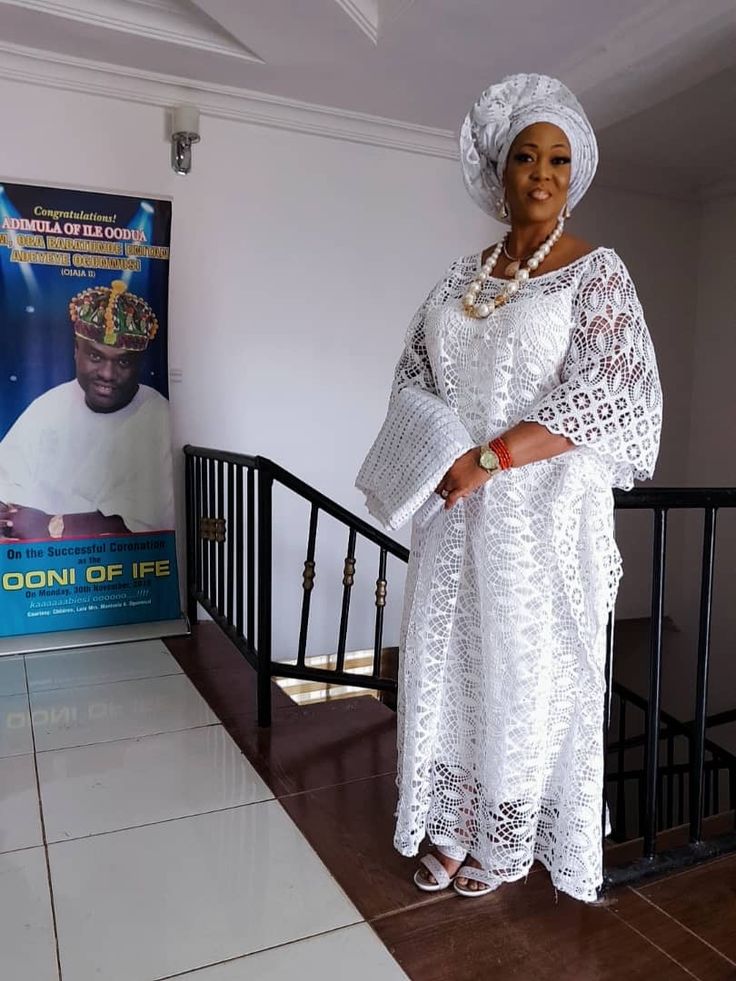 White Lace Gown Styles for Matured Mothers ​