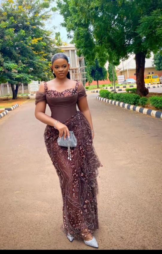 Latest Asoebi Lace Styles for Slim Ladies