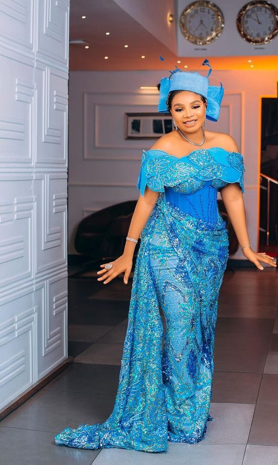 Off-Shoulder Asoebi Ideas with Lace 